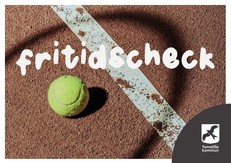 Så här ser fritidschecken ut: en närbild av en bit av en brun tennisplan med vit markering och en gul tennisboll. Tomelilla kommuns logotyp ligger i höger nedre hörn på en mörkbrun bakgrund.