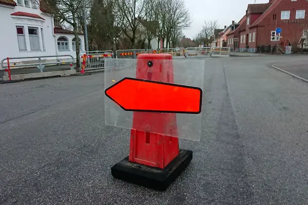 Vägkon med orange pil för att leda om trafiken på Banmästaregatan i Tomelilla.